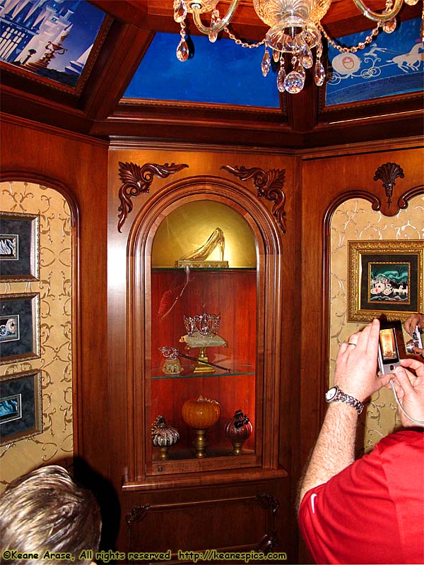 Cinderella Castle Suite, Foyer