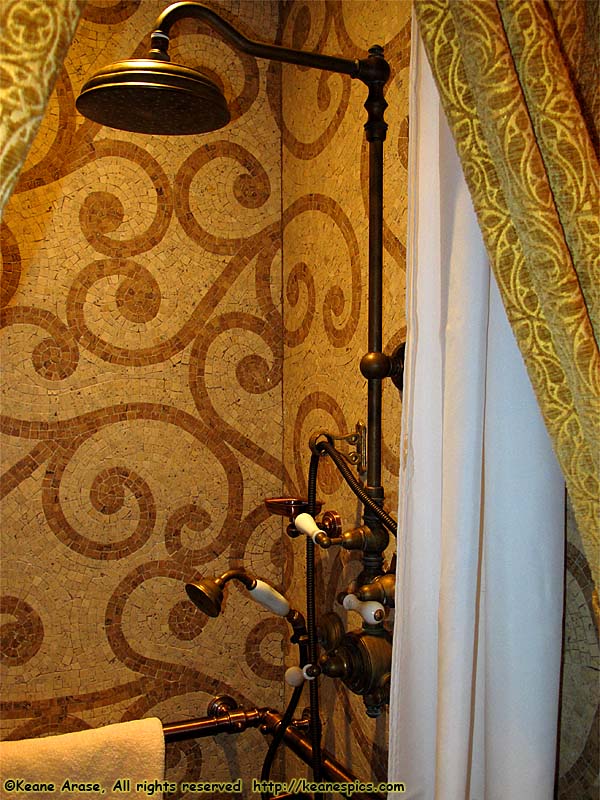 Cinderella Castle Suite, Bathroom