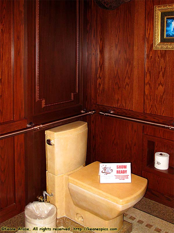 Cinderella Castle Suite, Bathroom